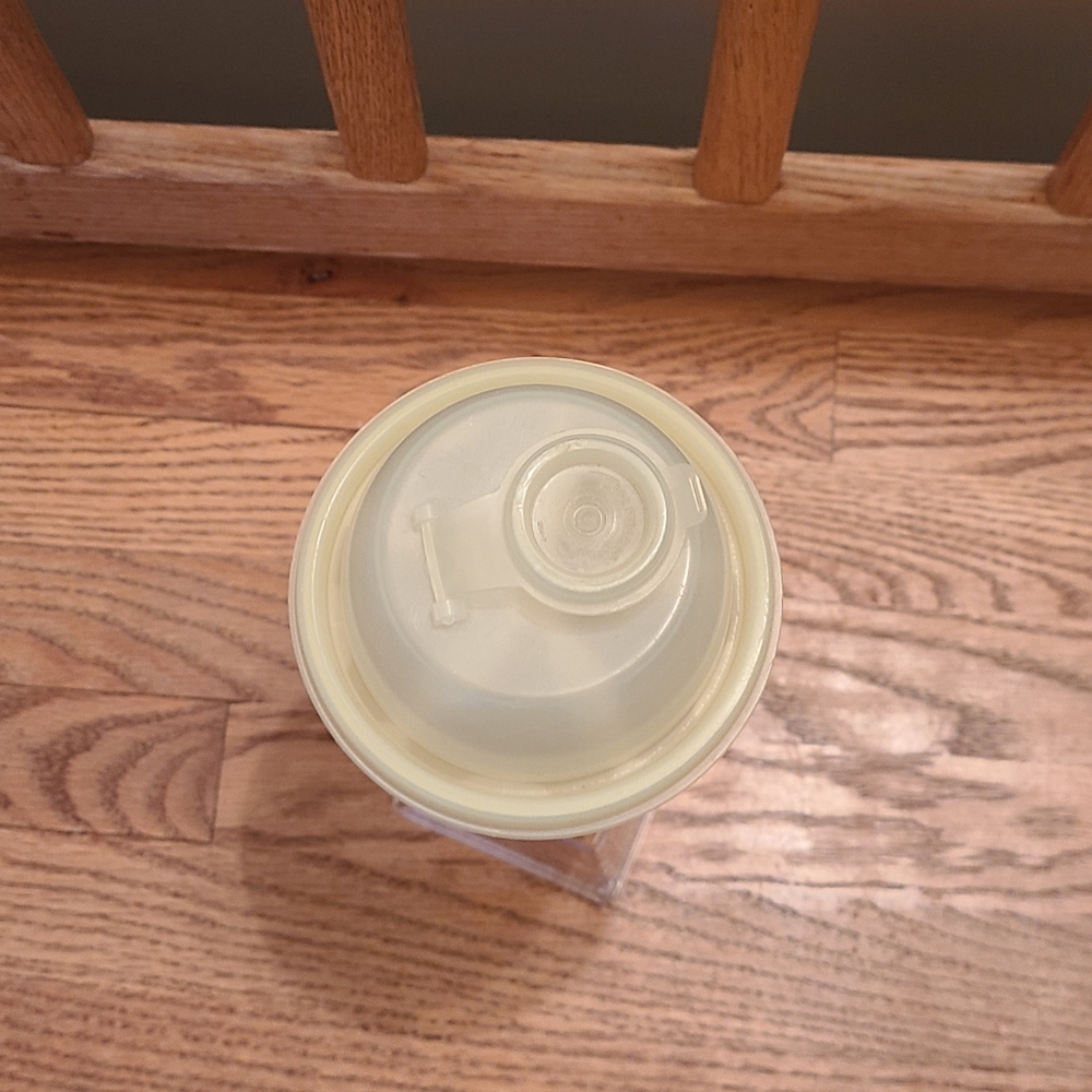 Tupperware Yellow Quick Shake Shaker - Picture 3 of 9